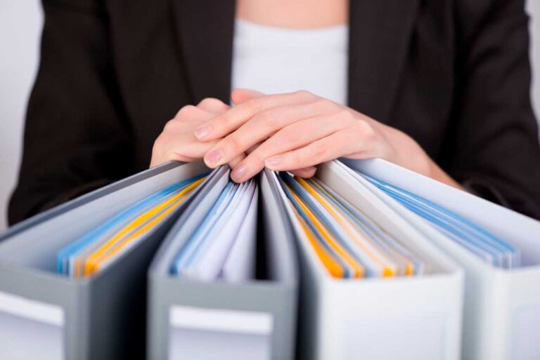 Como a gestão de documentos contribui para a otimização de processos?